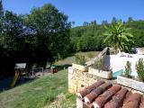 Juste derrièrre la colline, se trouve le ch&acircteau de Bonaguil