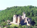 Gros plan sur le château, Les gîtes se trouvent juste derri&egravere la colline