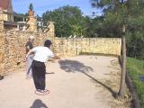 Le boulodrome avec 8 paires de boules de pétanque de loisir à disposition