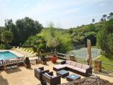 La terrasse, à côté de la piscine, avec salon de jardin