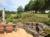 La terrasse avec son rocher naturel et vue sur la campagne