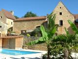 La piscine en contrebas, entièrement close de murs