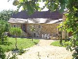 La façade du gîte et la terrasse